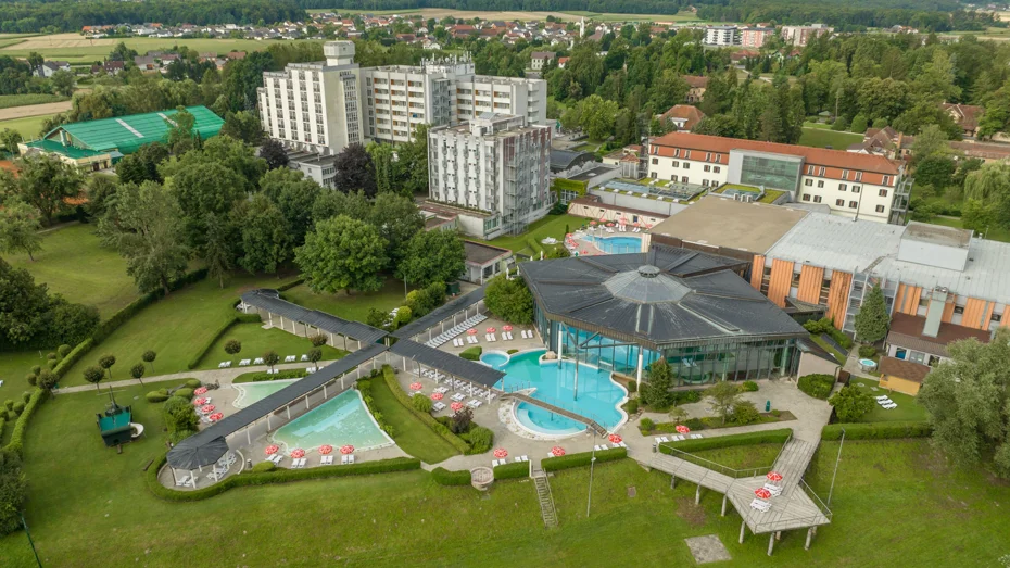 Pogled na hotelski kompleks, zunanje bazene, park in mesto v ozadju