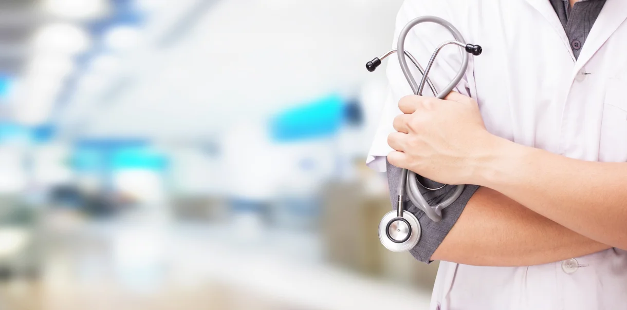 Zdravnik v beli halji s stetoskopom v roki