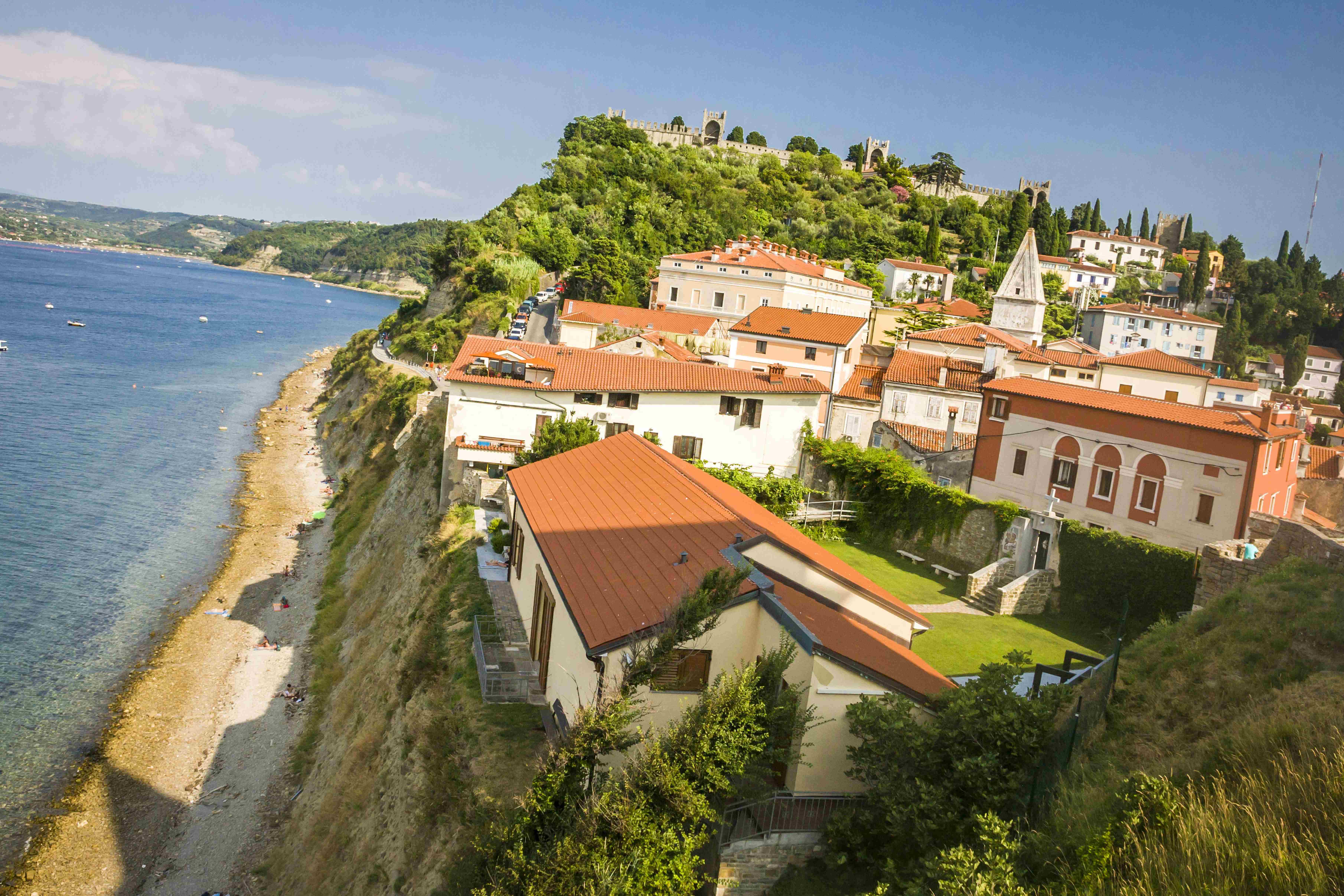 Divja plaža pod cerkvijo st. Jurija do Fiese