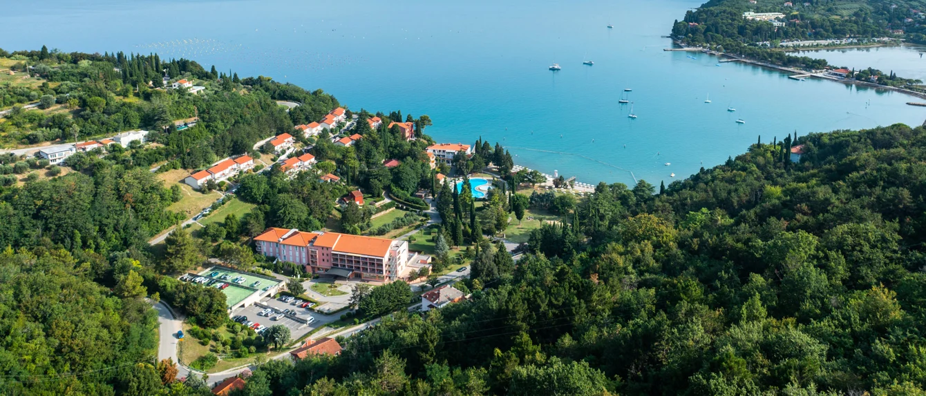 Razgled na resort Salinera, zaliv, gozdnate površine in morje