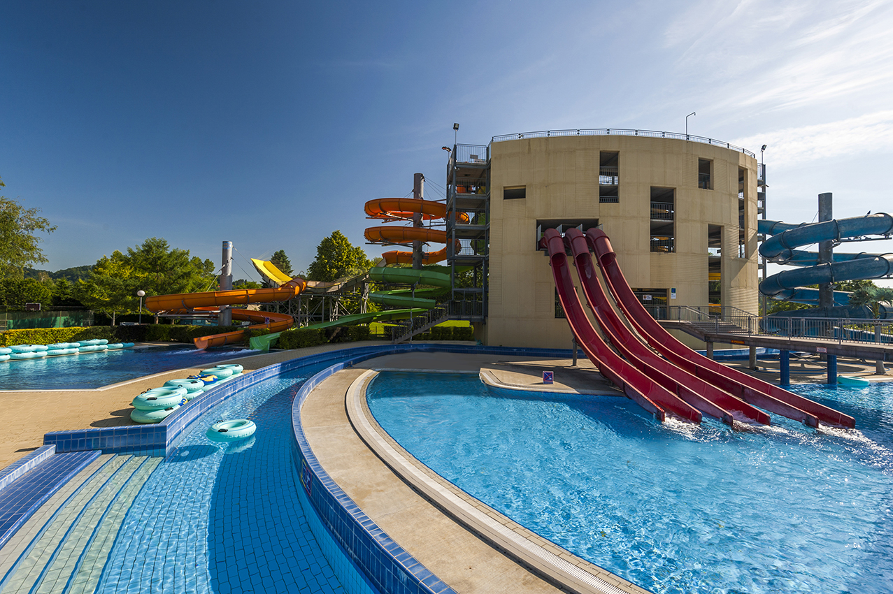 Pogled na zunanji bazenski kompleks z bazeni in tobogani