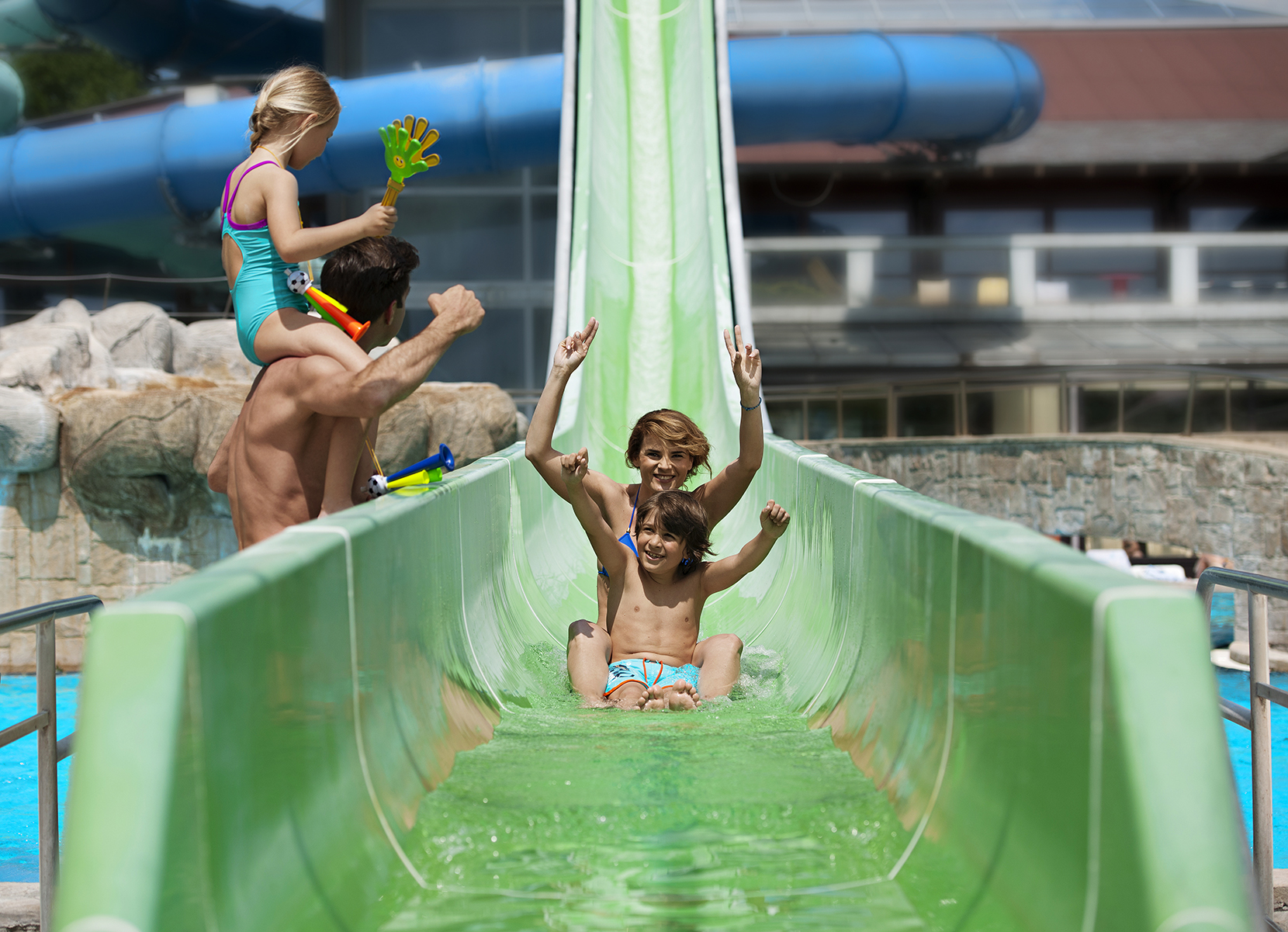 Mama in sin na cilju zelenega tobogana zunanjega vodnega parka