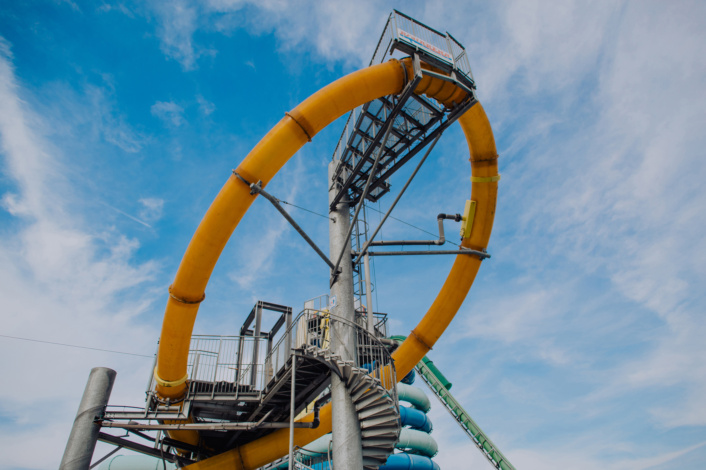 Pogled na rumen zunanji tobogan vodnega parka