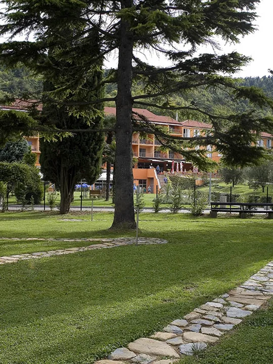 Zelen bioenergetski park s sprehajalno potko ter drevesi