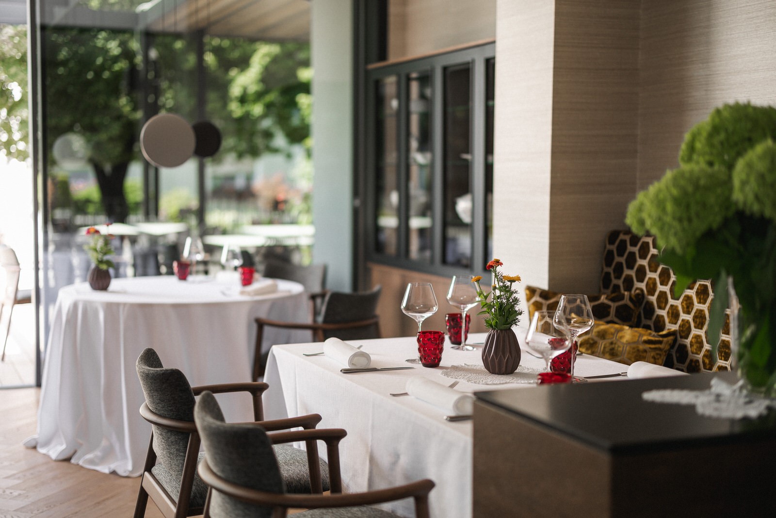 Skrbno pripravljena miza v hotelski restavraciji, ki čaka na prihod gostov