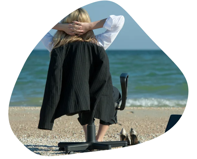 Ženska v poslovnih oblačilih sedi na stolu na plaži in opazuje morje