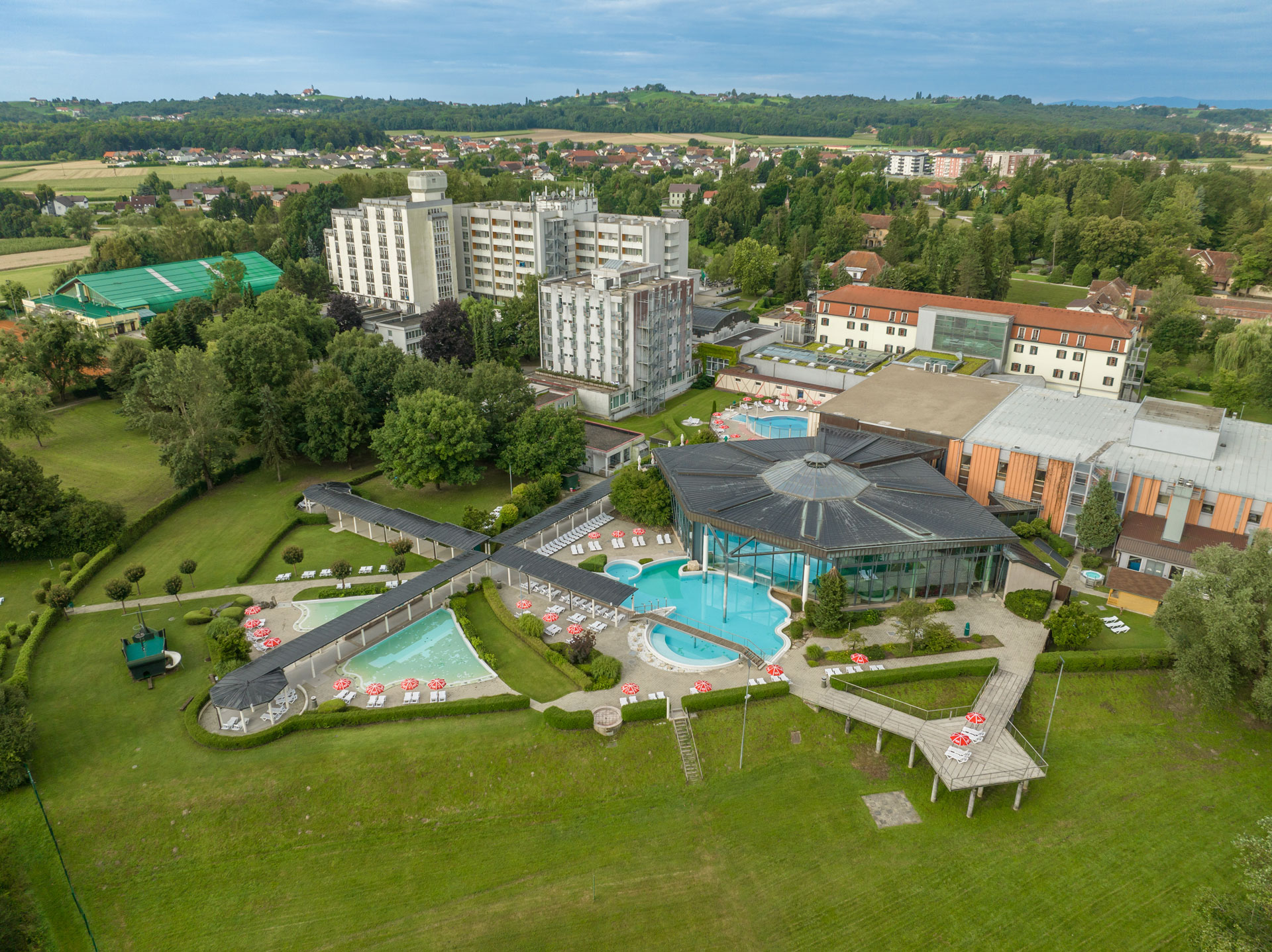 Pogled na hotelski kompleks, zunanje bazene, park in mesto v ozadju