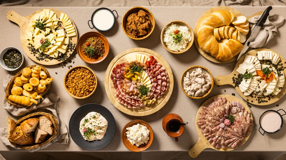 Miza polna prekmurskih dobrot: narezek, namazi, meso, krompir, dodoli, štruklji, zelenjava