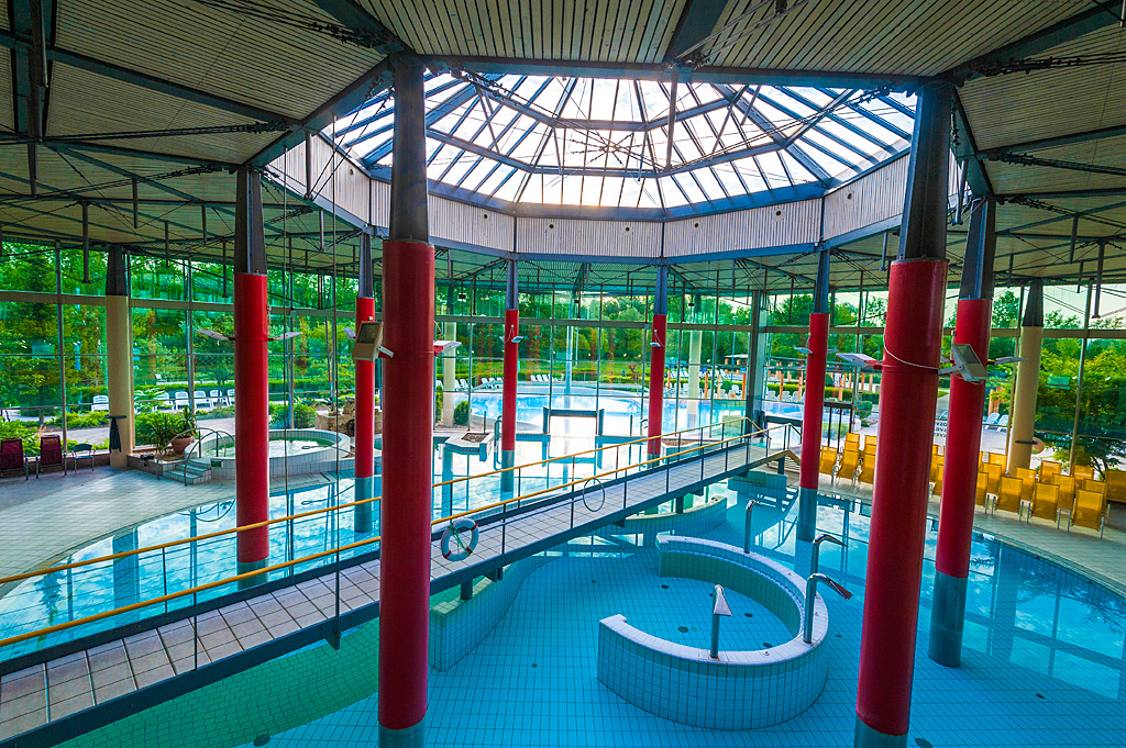 Pogled na notranje bazene vodnega parka, ki se nadaljujejo v zunanjost